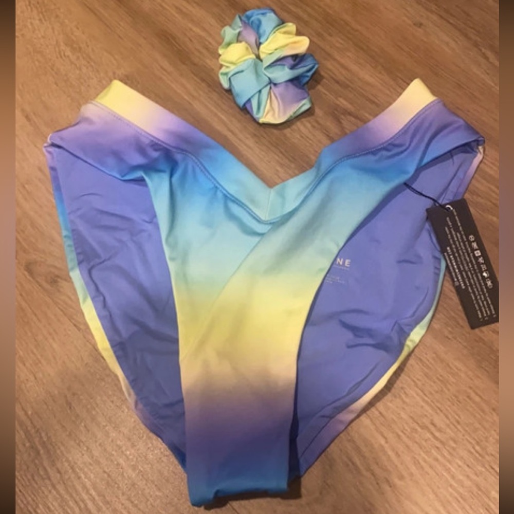 Oneone swimsuit bottoms NWT + free scrunchie